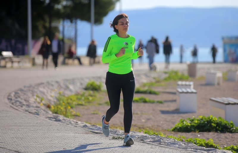 Sunčano vrijeme na blagdan mnogi Splićani iskoristili su za kupanje i šetnju uz more