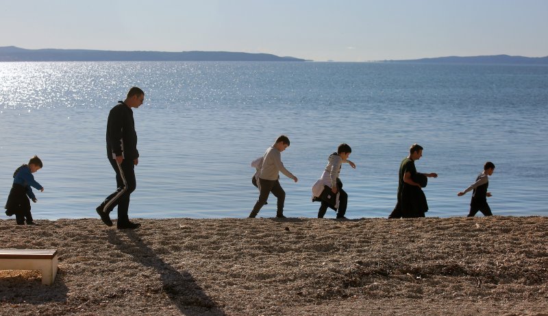 Sunčano vrijeme na blagdan mnogi Splićani iskoristili su za kupanje i šetnju uz more