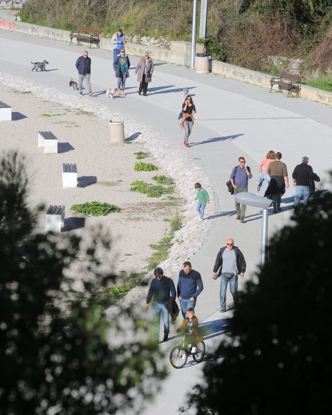 Sunčano vrijeme na blagdan mnogi Splićani iskoristili su za kupanje i šetnju uz more