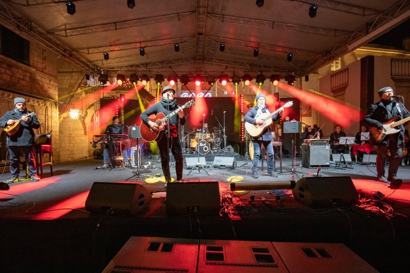 Neno Belan u sklopu Dubrovačkog zimskog festivala nastupio na Stradunu