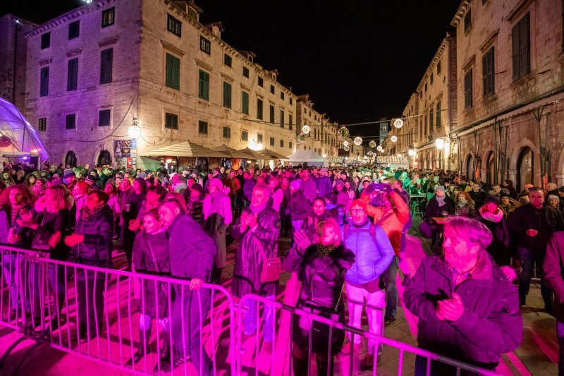 Neno Belan u sklopu Dubrovačkog zimskog festivala nastupio na Stradunu