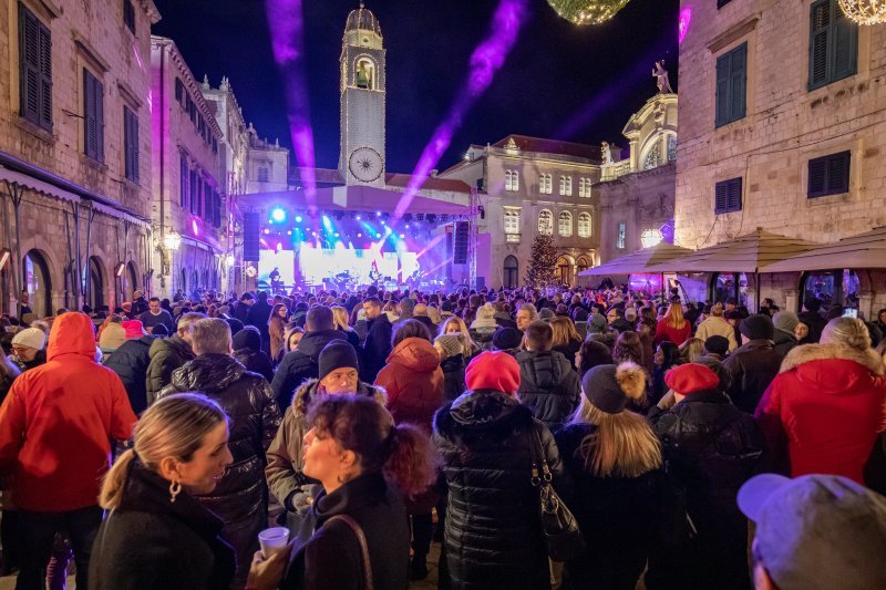 Neno Belan u sklopu Dubrovačkog zimskog festivala nastupio na Stradunu