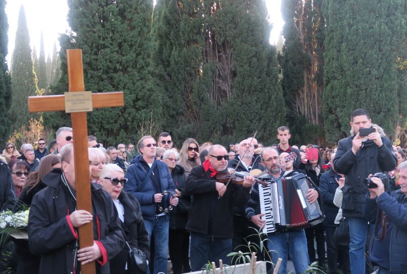 Posljednji ispraćaj Damira Mihanovića-Ćubija na groblju Lovrinac