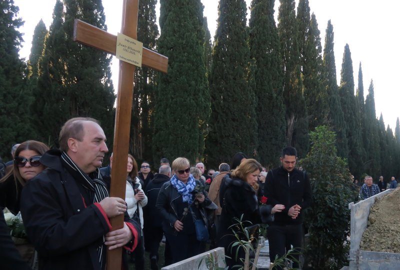 Posljednji ispraćaj Damira Mihanovića-Ćubija na groblju Lovrinac