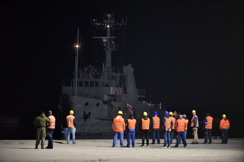 Olupina Kiowa helikoptera stigao u luku Gaženicu