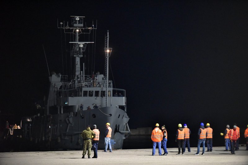 Olupina Kiowa helikoptera stigao u luku Gaženicu