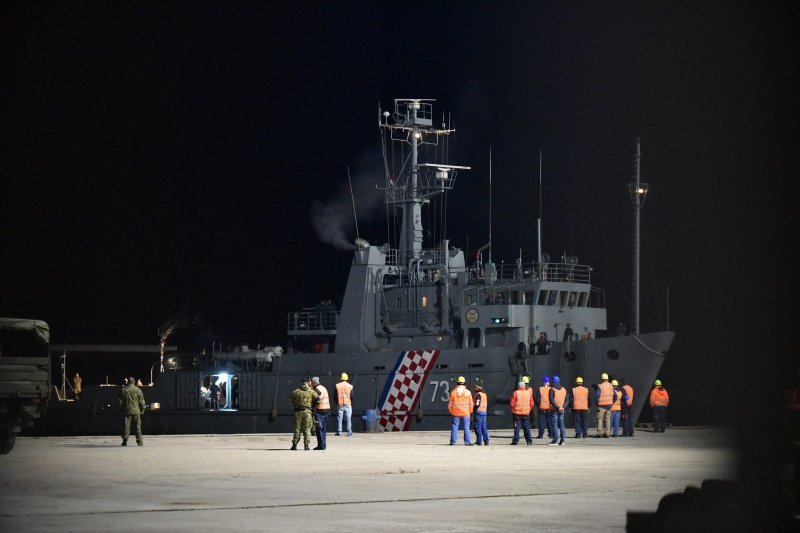 Olupina Kiowa helikoptera stigao u luku Gaženicu