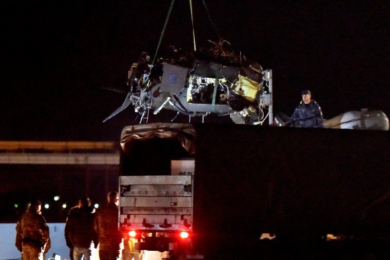 Olupina Kiowa helikoptera stigao u luku Gaženicu