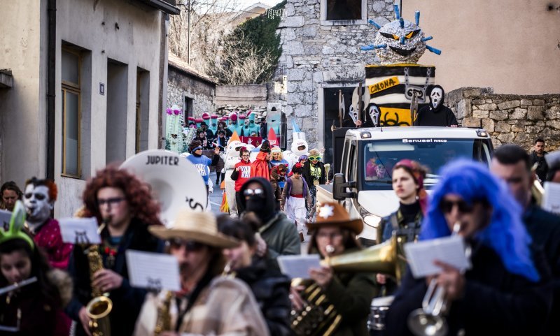 Maškare u gradu Drnišu završile paljenjem krnje Coronavirusa