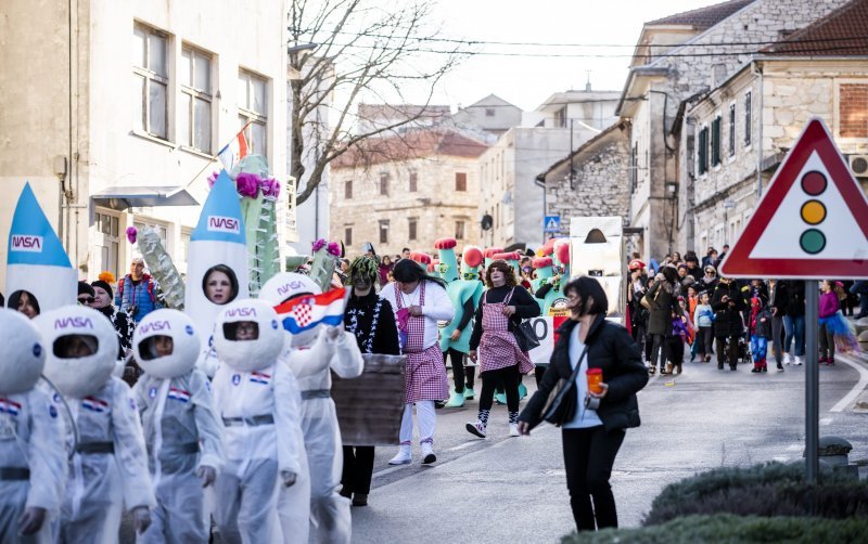 Maškare u gradu Drnišu završile paljenjem krnje Coronavirusa