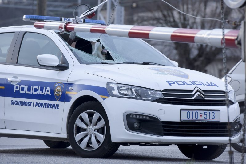 Policijski automobil naletio na rampu