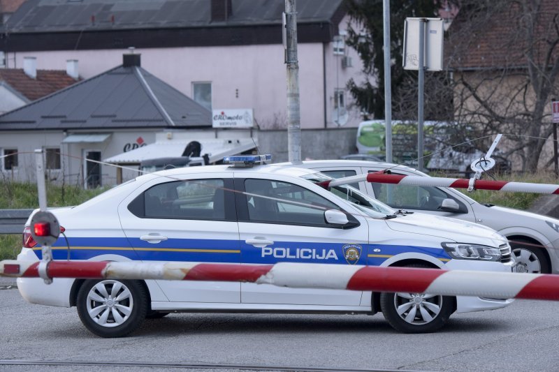 Policijski automobil naletio na rampu