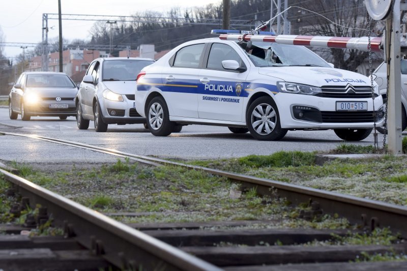 Policijski automobil naletio na rampu