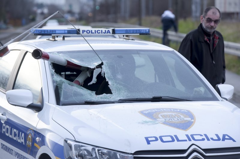 Policijski automobil naletio na rampu