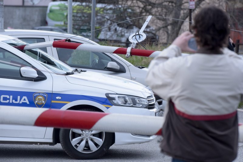 Policijski automobil naletio na rampu