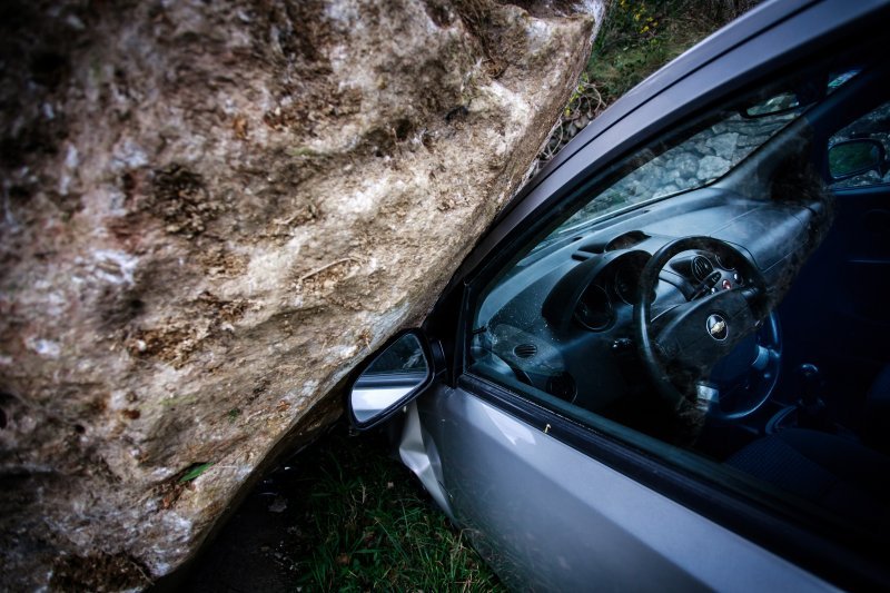 Stijena pala na auto