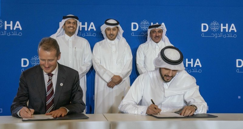 VW CEO Dr. Herbert Diess i QIA CEO Mansoor Bin Ebrahim Al-Mahmoud