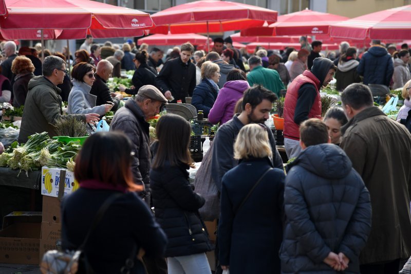 Zagreb: Velika gužva na tržnici Dolac