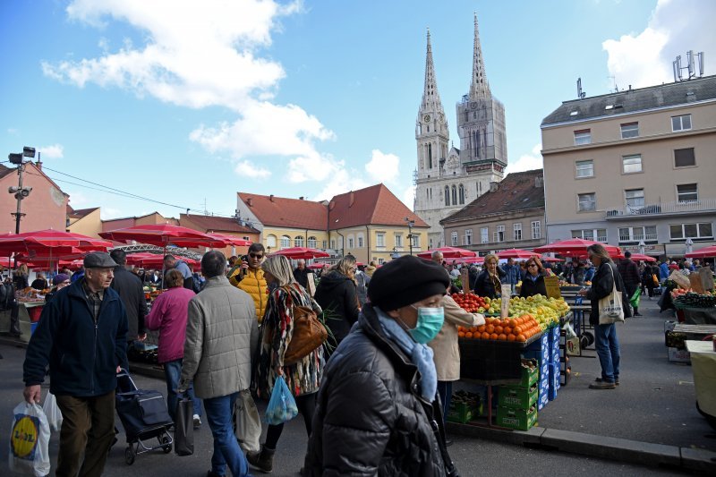 Zagreb: Velika gužva na tržnici Dolac