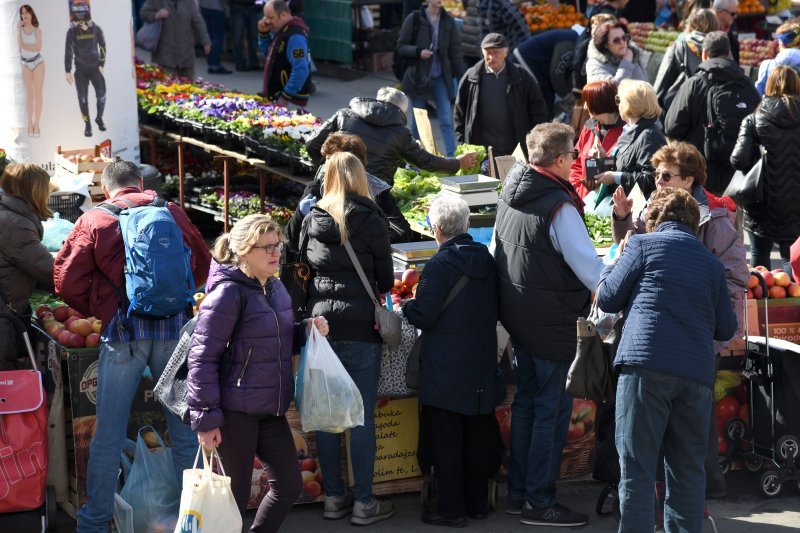 Zagreb: Velika gužva na tržnici Dolac