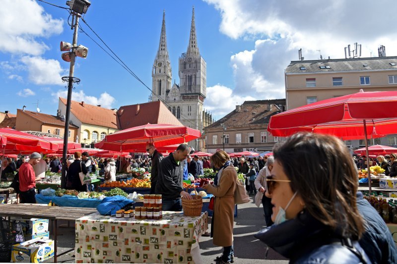 Zagreb: Velika gužva na tržnici Dolac
