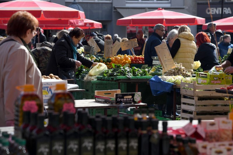 Zagreb: Velika gužva na tržnici Dolac