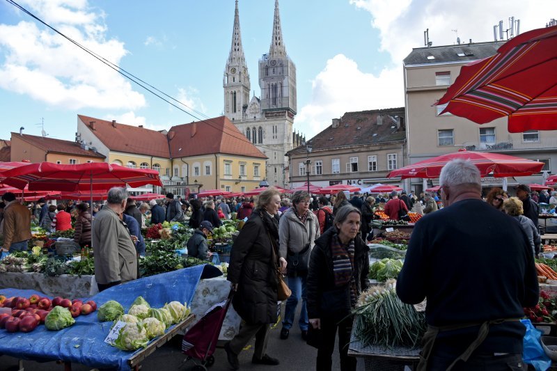 Zagreb: Velika gužva na tržnici Dolac