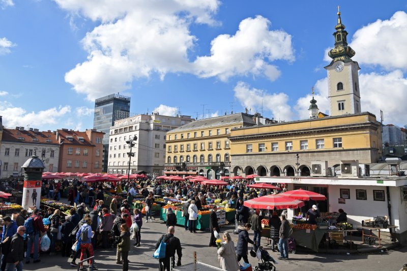 Zagreb: Velika gužva na tržnici Dolac