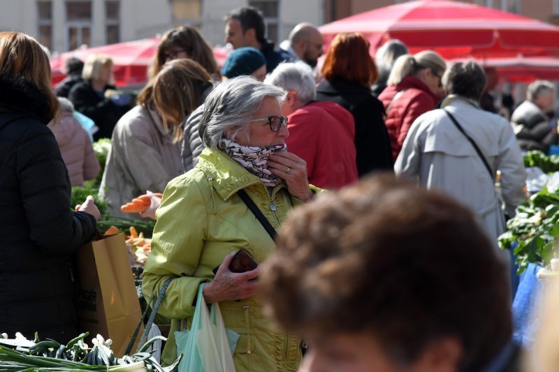 Zagreb: Velika gužva na tržnici Dolac