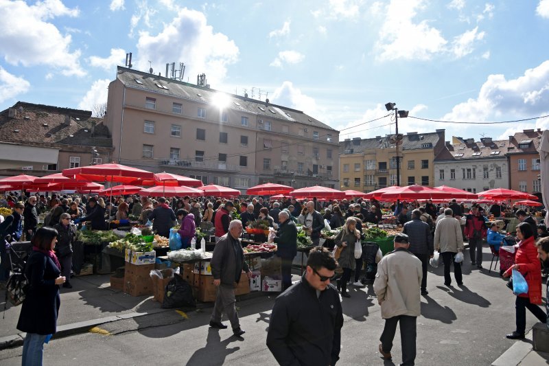 Zagreb: Velika gužva na tržnici Dolac