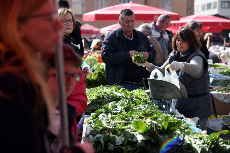 Zagreb: Velika gužva na tržnici Dolac