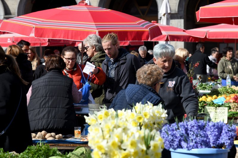 Zagreb: Velika gužva na tržnici Dolac