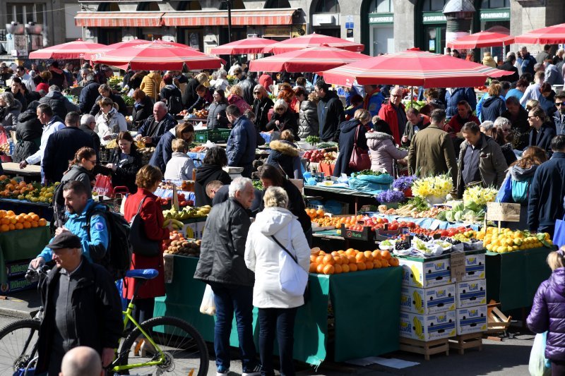 Zagreb: Velika gužva na tržnici Dolac