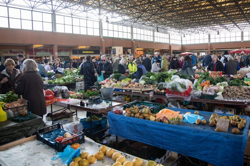 Velika gužva na tržnici u Utrinama