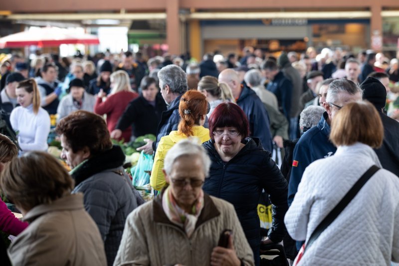 Velika gužva na tržnici u Utrinama