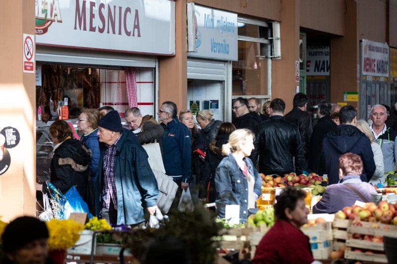 Velika gužva na tržnici u Utrinama