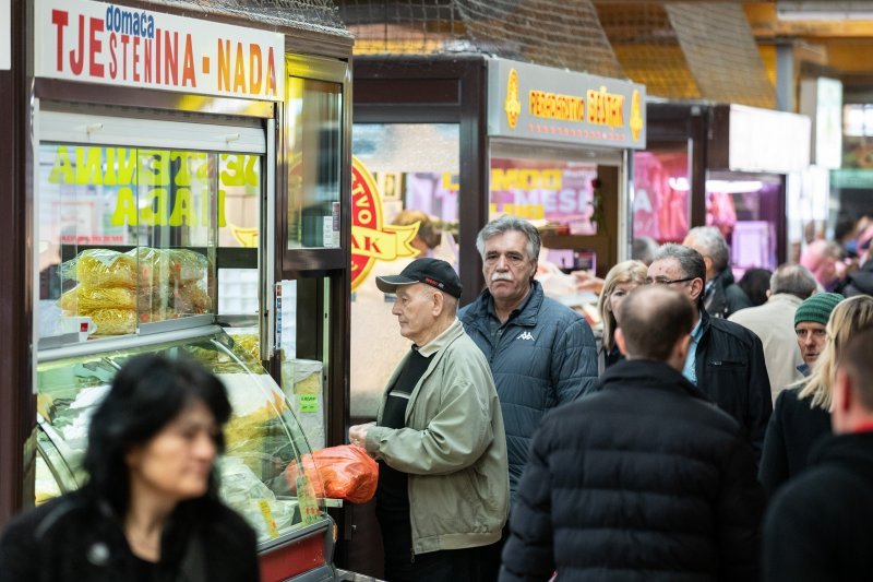 Velika gužva na tržnici u Utrinama