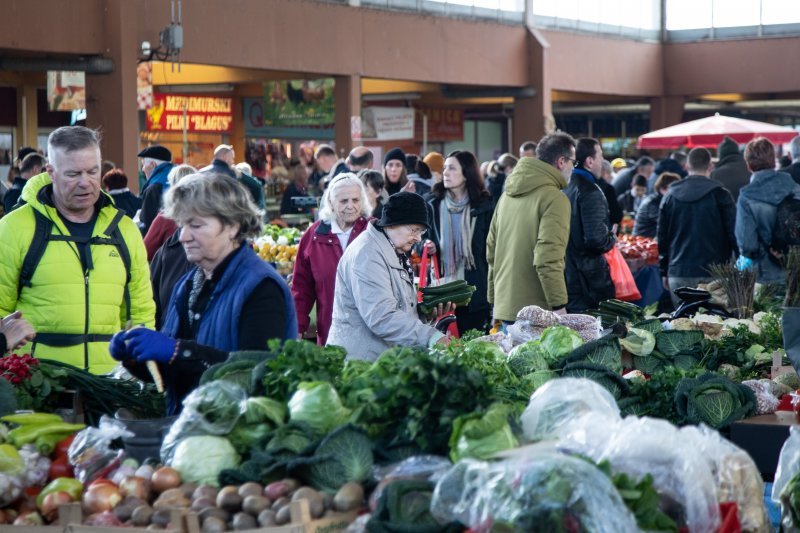 Velika gužva na tržnici u Utrinama