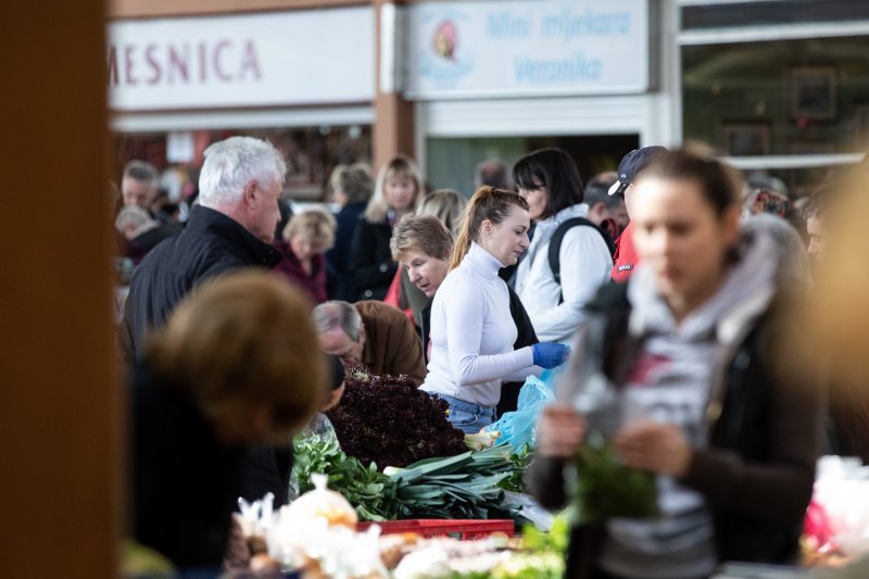 Velika gužva na tržnici u Utrinama