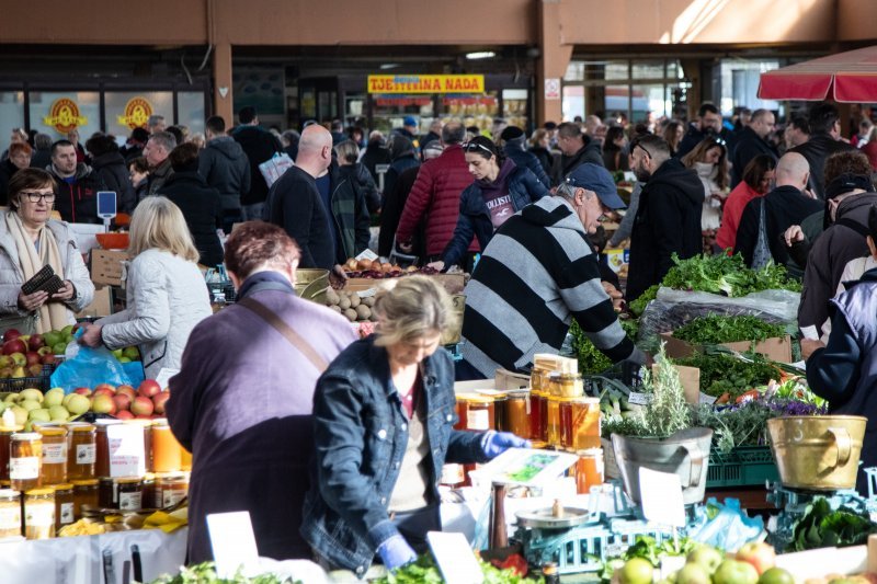 Velika gužva na tržnici u Utrinama