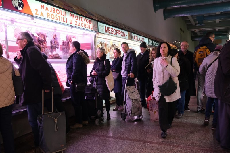 Građani pojačano kupuju namirnice zbog straha od izolacije