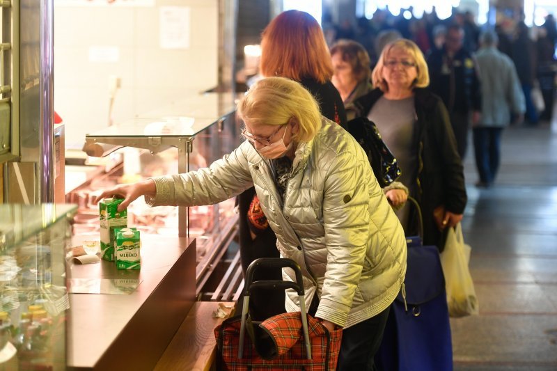 Građani pojačano kupuju namirnice zbog straha od izolacije