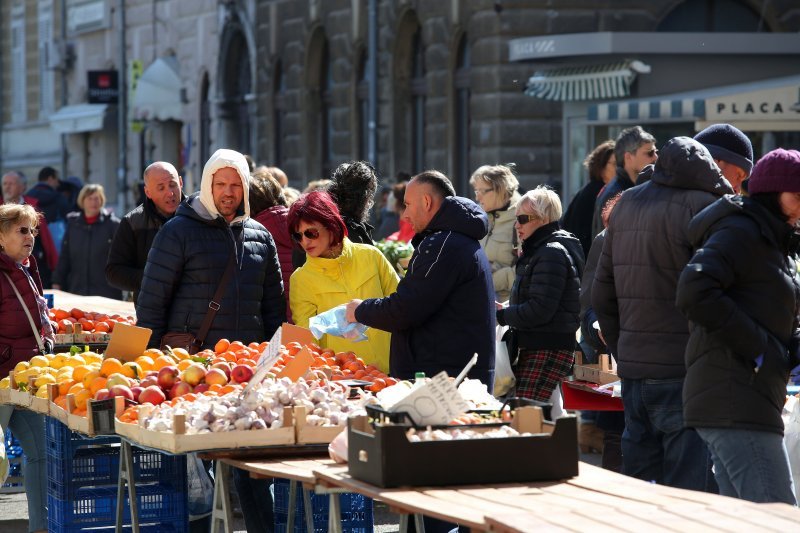 Rijeka: Redovi pred mesnicama i gužva na tržnici