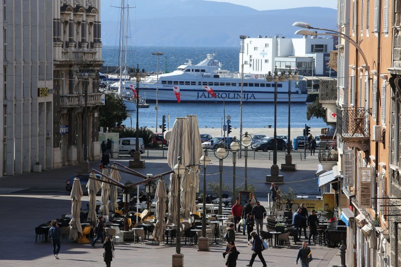 Prazne terase na Korzu zbog situacije sa širenjem koronavirusa