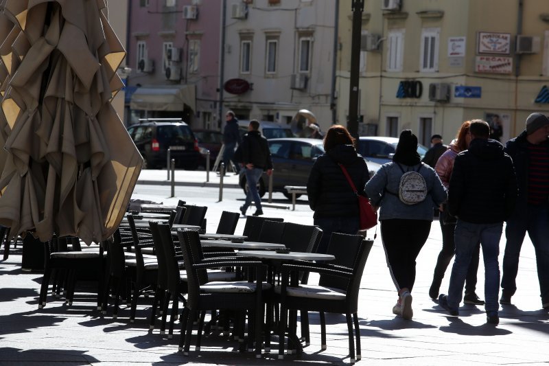 Prazne terase na Korzu zbog situacije sa širenjem koronavirusa