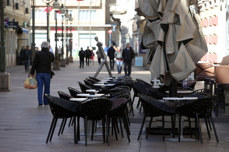 Prazne terase na Korzu zbog situacije sa širenjem koronavirusa