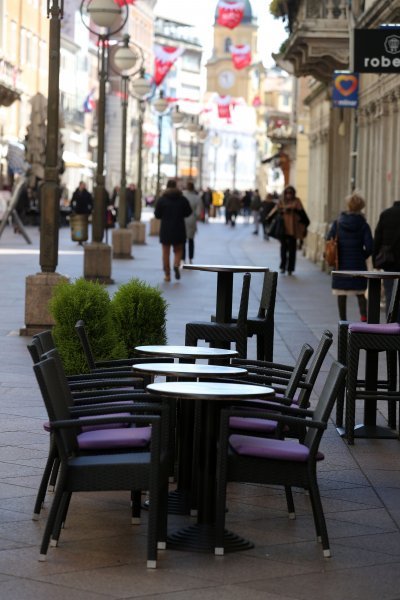 Prazne terase na Korzu zbog situacije sa širenjem koronavirusa