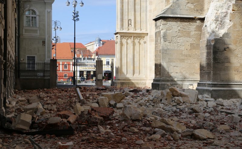 Katedrala i Nadbiskupski dvor nakon potresa