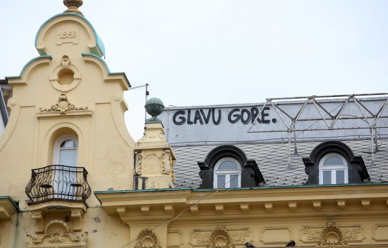 Grafit 'Glavu gore' na Trgu bana Jelačića
