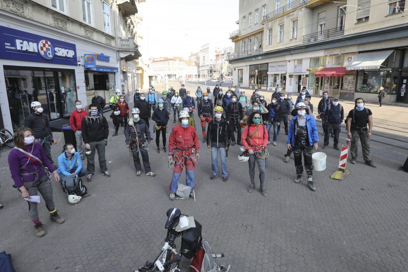 Zagreb: Volonteri saniraju uništene dimnjake na gradskim krovovima